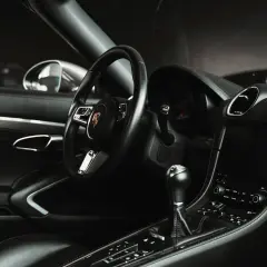 Wnętrze luksusowego samochodu, kierownica i konsola środkowa. Zastanawiasz się, czym czyścić piano black?