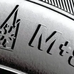 Oznaczenie opon wielosezonowych: symbol płatka śniegu w trójkącie i napisy M+S.