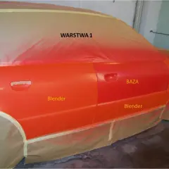 Samochód w trakcie lakierowania. Widoczna baza i blendery, przygotowanie do kolejnej warstwy.