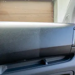Odnawianie plastików opalarką: porównanie wyglądu deski rozdzielczej przed i po zabiegu.