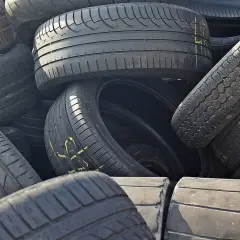 Stos starych opon samochodowych. Zastanawiasz się, gdzie wyrzucić opony? Recykling to najlepsze rozwiązanie.