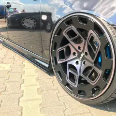 Czarny Golf 2 z customowymi felgami i niebieskimi zaciskami. Rozstaw śrub idealnie dopasowany do tego modelu.
