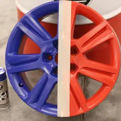 Felga podzielona na dwie części: niebieską i czerwoną. Obok puszki z farbą K2 Color Flex, idealne do malowania felg wzory.