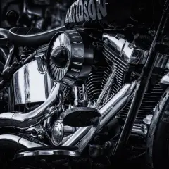 Błyszczący chrom motocykla Harley-Davidson. Dowiedz się, jak wyczyścić chrom domowym sposobem, by przywrócić mu dawny blask.