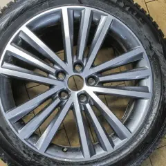 Felga aluminiowa z oponą zimową, idealna do Golfa 5. Rozstaw śrub jest standardowy dla tego modelu.