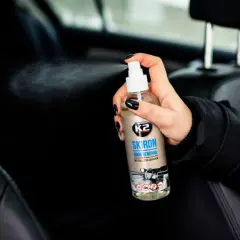 Dłoń rozpyla preparat K2 SKIRON ODOR REMOVAL, który skutecznie pomoże Ci dowiedzieć się, czym zneutralizować zapach psa w samochodzie.