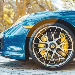 Błękitne Porsche z żółtymi zaciskami hamulcowymi. Dowiedz się, jak zmierzyć et felgi, by idealnie pasowała do Twojego auta.