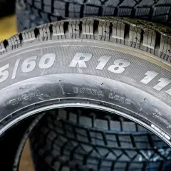 Opona zimowa z indeksem 265/60 R18 114H, gotowa na trudne warunki.
