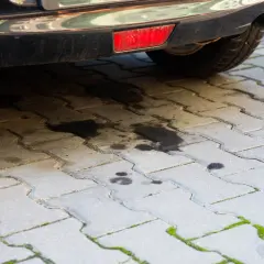 Plamy oleju silnikowego na kostce brukowej. Dowiedz się, jak usunąć stare plamy z oleju silnikowego, aby przywrócić czystość podjazdu.