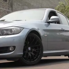 Srebrne auto z czarnymi felgami. Idealne felgi do srebrnego auta? Te czarne wyglądają świetnie!