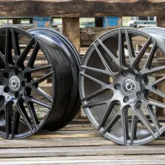 Dwa stylowe felgi aluminiowe: jedna w głębokiej czerni, druga w eleganckim grafitowym odcieniu. Różnorodne kolory felg aluminiowych dla każdego gustu.