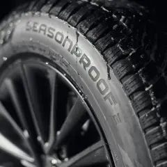 Opona Nokian Tyres Seasonproof 2 z widocznymi kroplami wody na bieżniku. Gotowa na każdą pogodę.