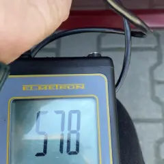 Miernik grubości lakieru pokazuje 578. Precyzyjny pomiar lakieru to klucz do oceny stanu pojazdu.