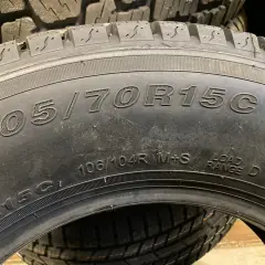 Opona z oznaczeniem 205/70R15C, idealna do pojazdów dostawczych. Widoczne parametry: 106/104R M+S, Load Range D, 8PR.