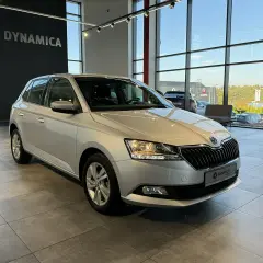 Srebrna Skoda Fabia 1 z nowymi oponami stoi w salonie samochodowym.
