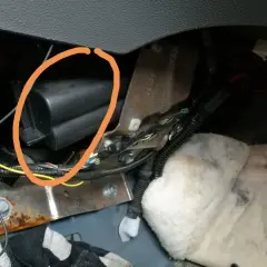 Widok na wnętrze Ford Focus MK2, widoczne kanały odpływowe, przewody i elementy mocujące.
