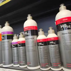 Butelki z pastami polerskimi Koch Chemie. Szukasz odpowiedzi na pytanie, czym zmyć pastę polerską? Na półce znajdziesz różne produkty do detailingu.