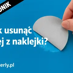 Poradnik: Jak usunąć klej z naklejki? Dłoń trzyma fragment szarej naklejki, odsłaniając niebieskie tło.