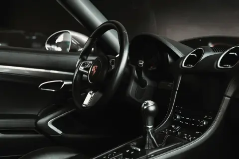 Wnętrze luksusowego samochodu, kierownica i konsola środkowa. Zastanawiasz się, czym czyścić piano black?