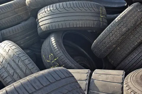 Stos starych opon samochodowych. Zastanawiasz się, gdzie wyrzucić opony? Recykling to najlepsze rozwiązanie.