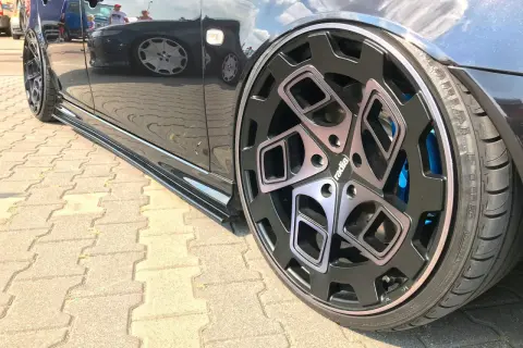 Czarny Golf 2 z customowymi felgami i niebieskimi zaciskami. Rozstaw śrub idealnie dopasowany do tego modelu.