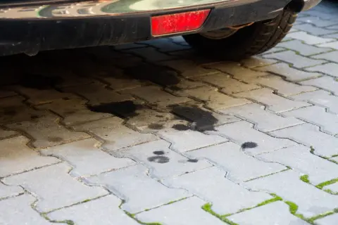 Plamy oleju silnikowego na kostce brukowej. Dowiedz się, jak usunąć stare plamy z oleju silnikowego, aby przywrócić czystość podjazdu.
