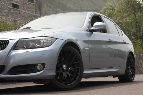Srebrne auto z czarnymi felgami. Idealne felgi do srebrnego auta? Te czarne wyglądają świetnie!