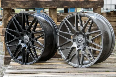 Dwa stylowe felgi aluminiowe: jedna w głębokiej czerni, druga w eleganckim grafitowym odcieniu. Różnorodne kolory felg aluminiowych dla każdego gustu.