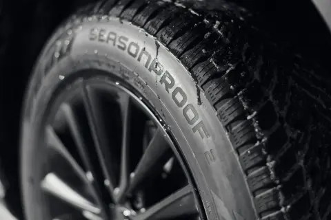 Opona Nokian Tyres Seasonproof 2 z widocznymi kroplami wody na bieżniku. Gotowa na każdą pogodę.