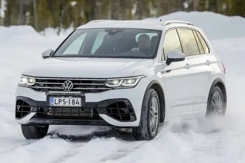 Biały Volkswagen Tiguan na śniegu podczas auto bild test opon całorocznych.