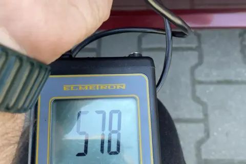 Miernik grubości lakieru pokazuje 578. Precyzyjny pomiar lakieru to klucz do oceny stanu pojazdu.