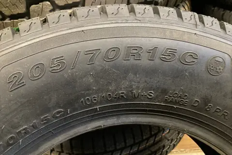 Opona z oznaczeniem 205/70R15C, idealna do pojazdów dostawczych. Widoczne parametry: 106/104R M+S, Load Range D, 8PR.