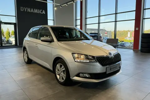 Srebrna Skoda Fabia 1 z nowymi oponami stoi w salonie samochodowym.