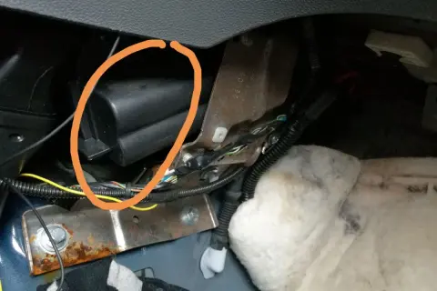 Widok na wnętrze Ford Focus MK2, widoczne kanały odpływowe, przewody i elementy mocujące.