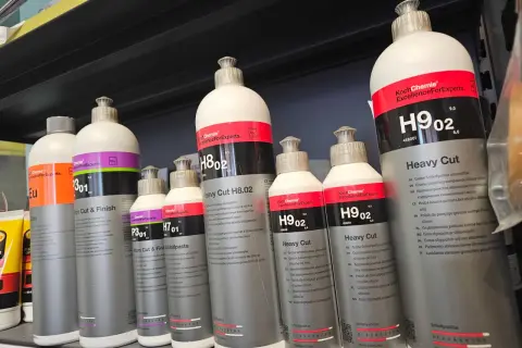 Butelki z pastami polerskimi Koch Chemie. Szukasz odpowiedzi na pytanie, czym zmyć pastę polerską? Na półce znajdziesz różne produkty do detailingu.