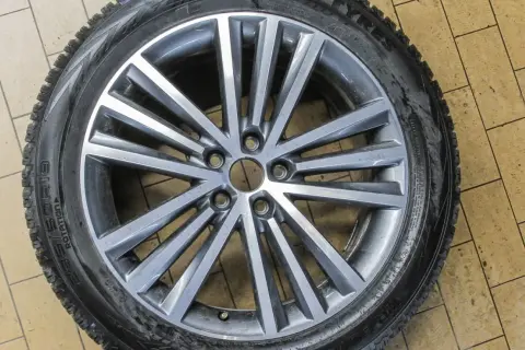 Felga aluminiowa z oponą zimową, widoczny rozstaw śrub pasujący do Citroen C5.