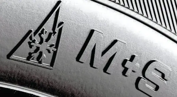 Oznaczenie opon wielosezonowych: symbol płatka śniegu w trójkącie i napisy M+S.