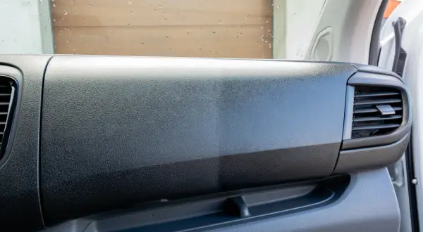 Odnawianie plastików opalarką: porównanie wyglądu deski rozdzielczej przed i po zabiegu.