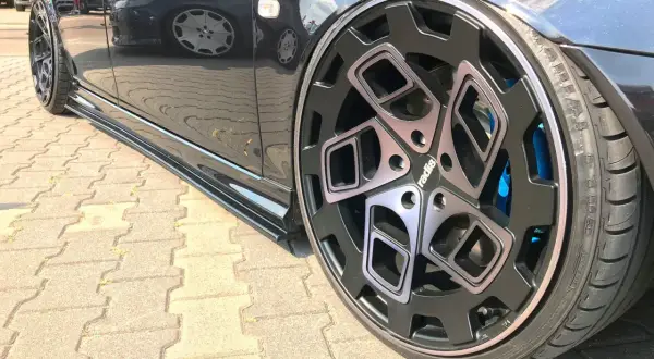 Czarny Golf 2 z customowymi felgami i niebieskimi zaciskami. Rozstaw śrub idealnie dopasowany do tego modelu.