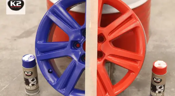Felga podzielona na dwie części: niebieską i czerwoną. Obok puszki z farbą K2 Color Flex, idealne do malowania felg wzory.
