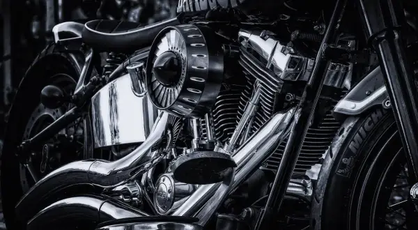 Błyszczący chrom motocykla Harley-Davidson. Dowiedz się, jak wyczyścić chrom domowym sposobem, by przywrócić mu dawny blask.