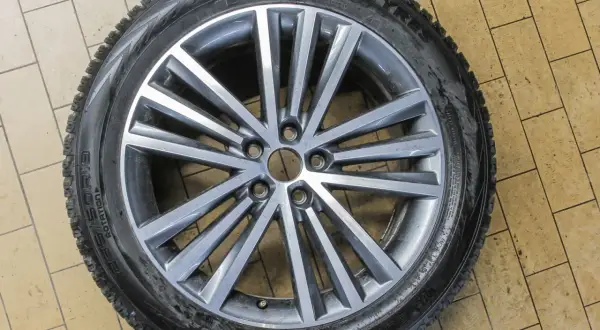 Felga aluminiowa z oponą zimową, idealna do Golfa 5. Rozstaw śrub jest standardowy dla tego modelu.