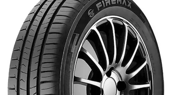 Opona samochodowa marki Firemax, producenta opon, z widocznym bieżnikiem i felgą.