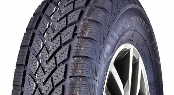 Opona zimowa Windforce Snowblazer z agresywnym bieżnikiem, gotowa na śnieżne wyzwania.