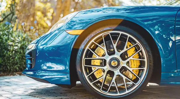 Błękitne Porsche z żółtymi zaciskami hamulcowymi. Dowiedz się, jak zmierzyć et felgi, by idealnie pasowała do Twojego auta.
