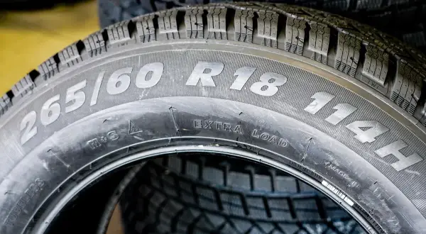 Opona zimowa z indeksem 265/60 R18 114H, gotowa na trudne warunki.