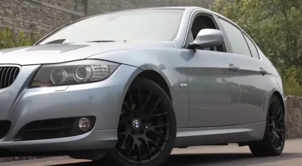 Srebrne auto z czarnymi felgami. Idealne felgi do srebrnego auta? Te czarne wyglądają świetnie!
