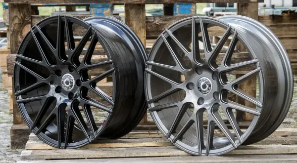Dwa stylowe felgi aluminiowe: jedna w głębokiej czerni, druga w eleganckim grafitowym odcieniu. Różnorodne kolory felg aluminiowych dla każdego gustu.