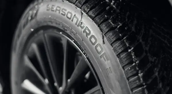 Opona Nokian Tyres Seasonproof 2 z widocznymi kroplami wody na bieżniku. Gotowa na każdą pogodę.