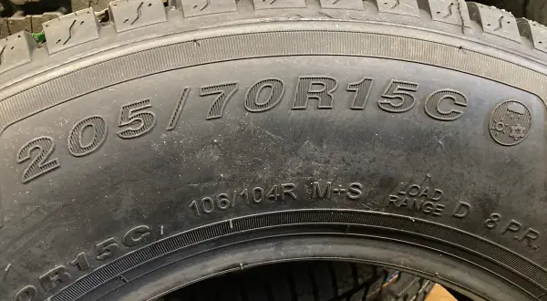 Opona z oznaczeniem 205/70R15C, idealna do pojazdów dostawczych. Widoczne parametry: 106/104R M+S, Load Range D, 8PR.